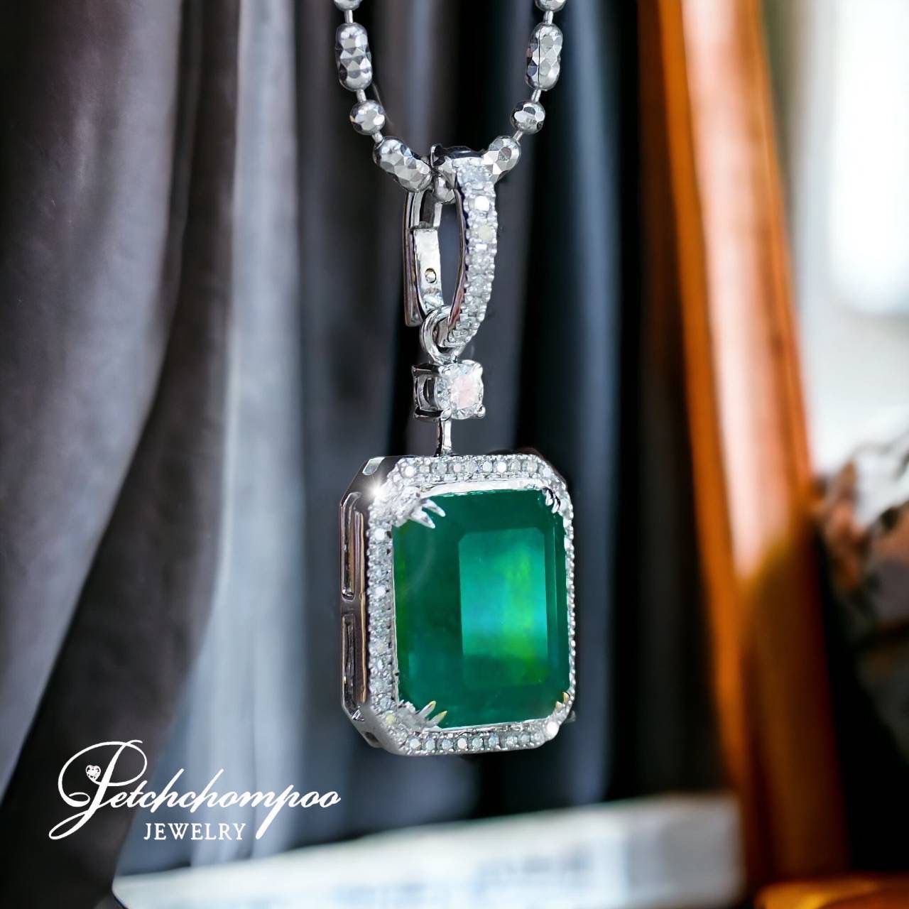 [27021] Necklace with emerald pendant, 8.06 carats of Colombia, set with IGL certificated  390,000 