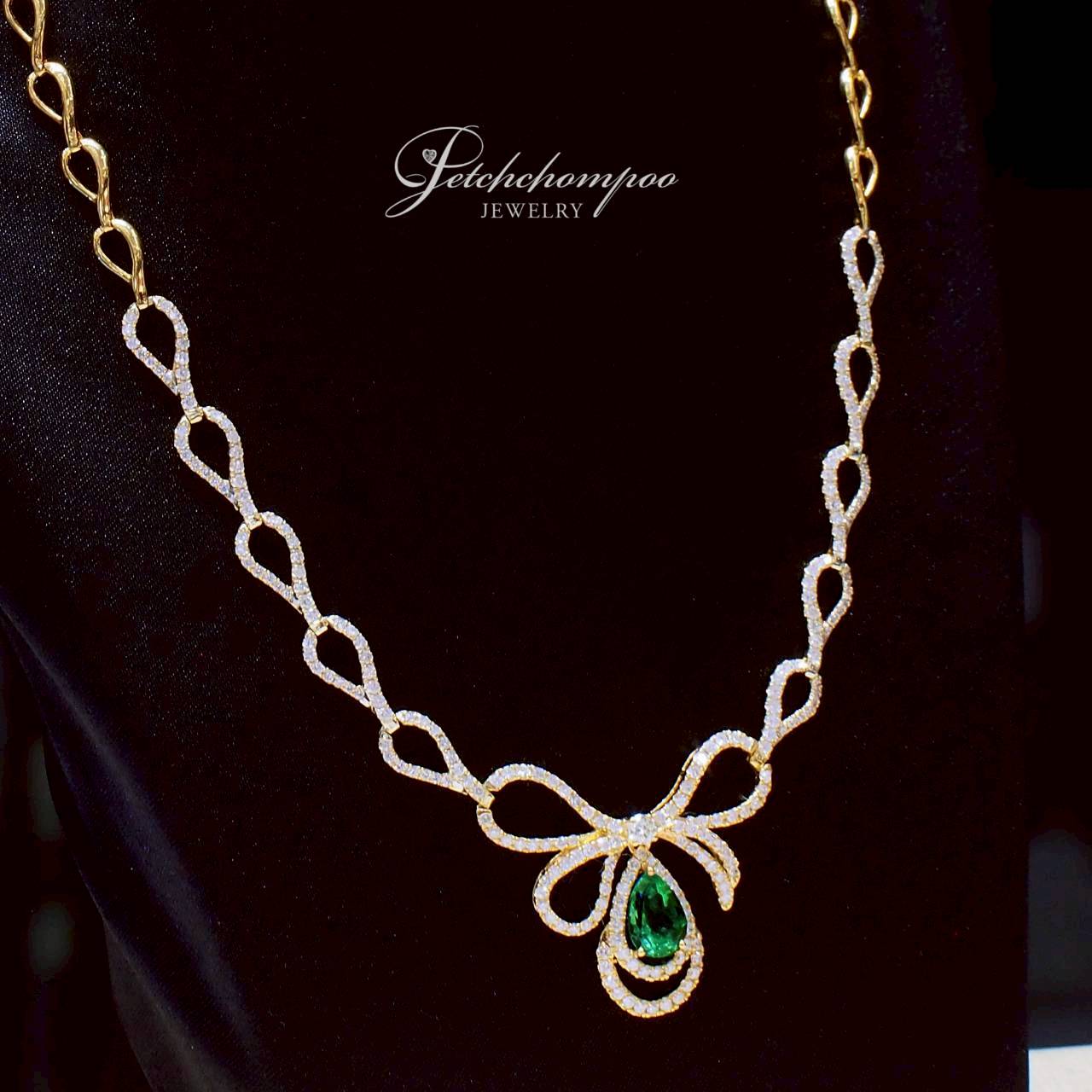 [30804] สร้อยคอมรกตโคลอมเบีย Emerald Whisper Bow 1.90 กะรัต ล้อมเพชร  139,000 