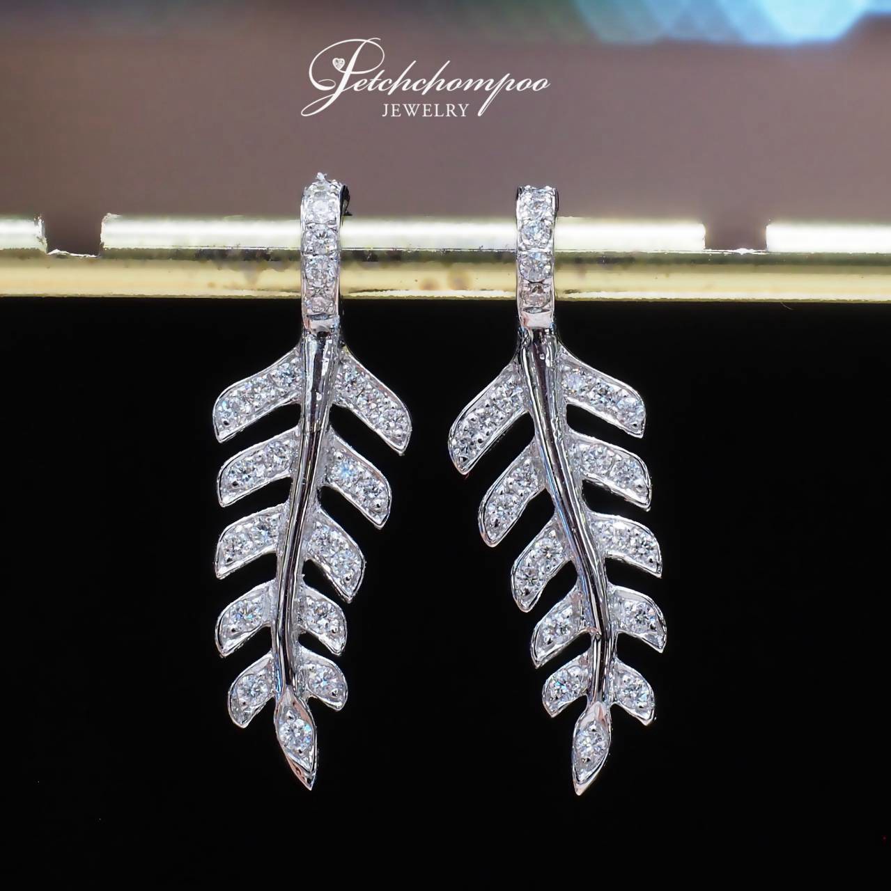 [31112] ต่างหูเพชรตุ้งติ้ง Golden Leaf ดีไซน์รูปใบไม้พลิ้วไหว ประกายไฟระยิบระยับ  29,000 