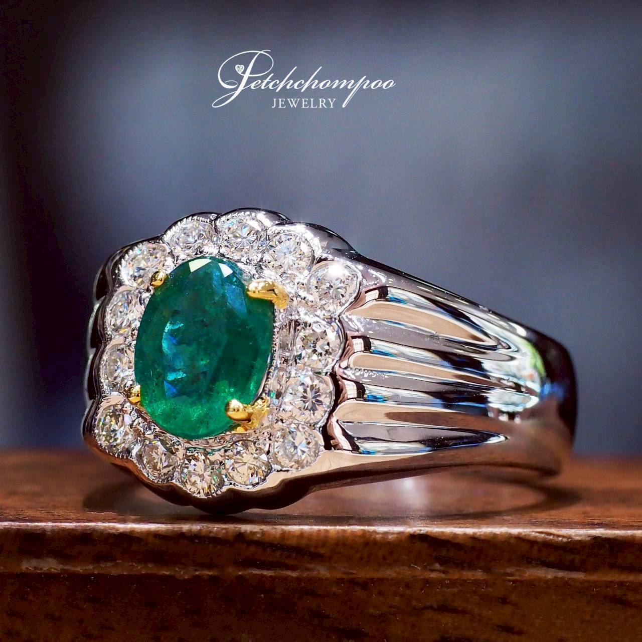 [30881] แหวนชายมรกต Emerald Sovereign 1.05 กะรัต ล้อมเพชร  69,000 