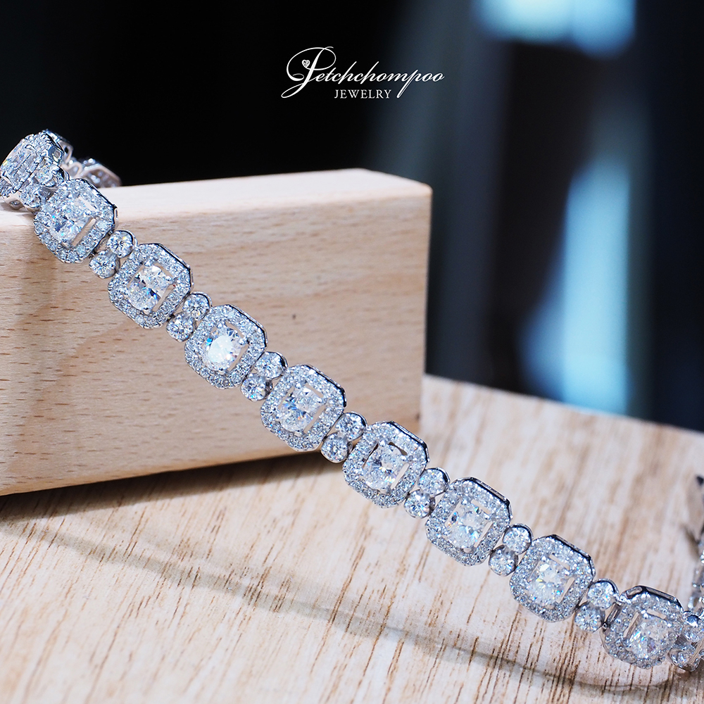 [30925] 3.81-carat oval-cut diamond bracelet  390,000 