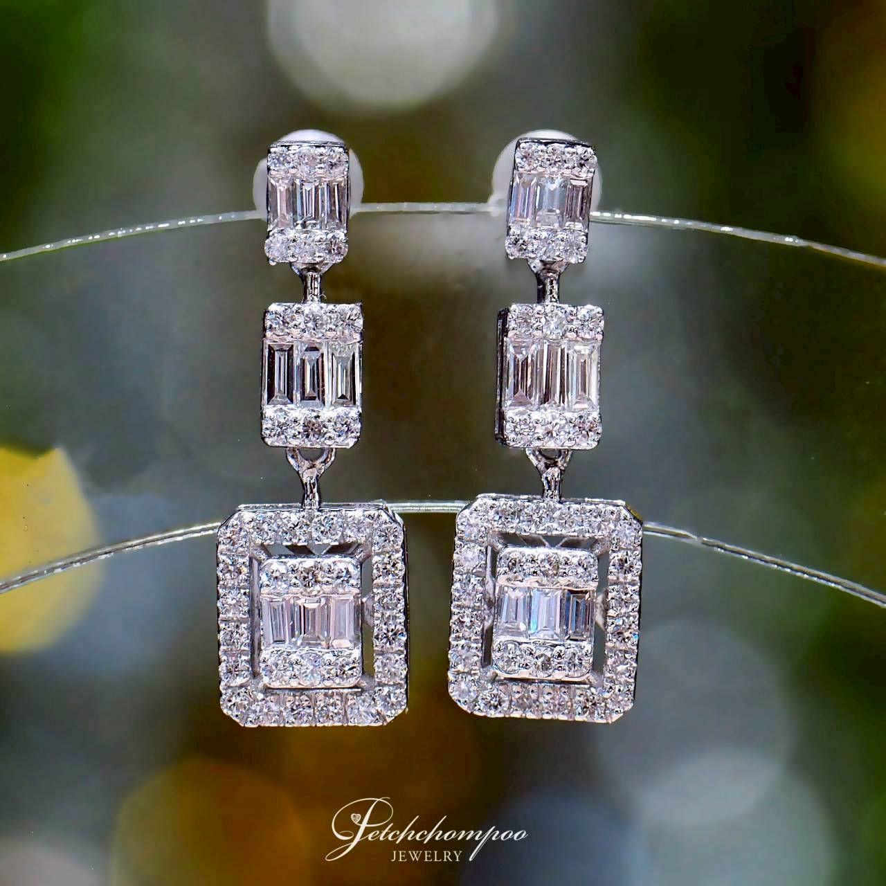 [30451] Geometric Radiance™ Luxury Geometric Diamond Earrings  59,000 