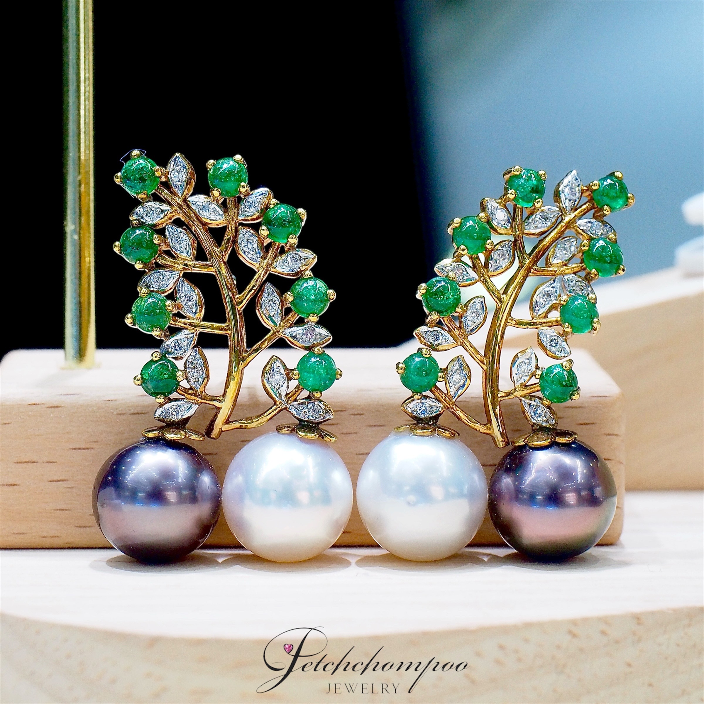 [28772] ต่างหูไข่มุกเซ๊าซีสองสี Emerald Pearl Symphony™ ฝังเพชรและมรกต  119,000 
