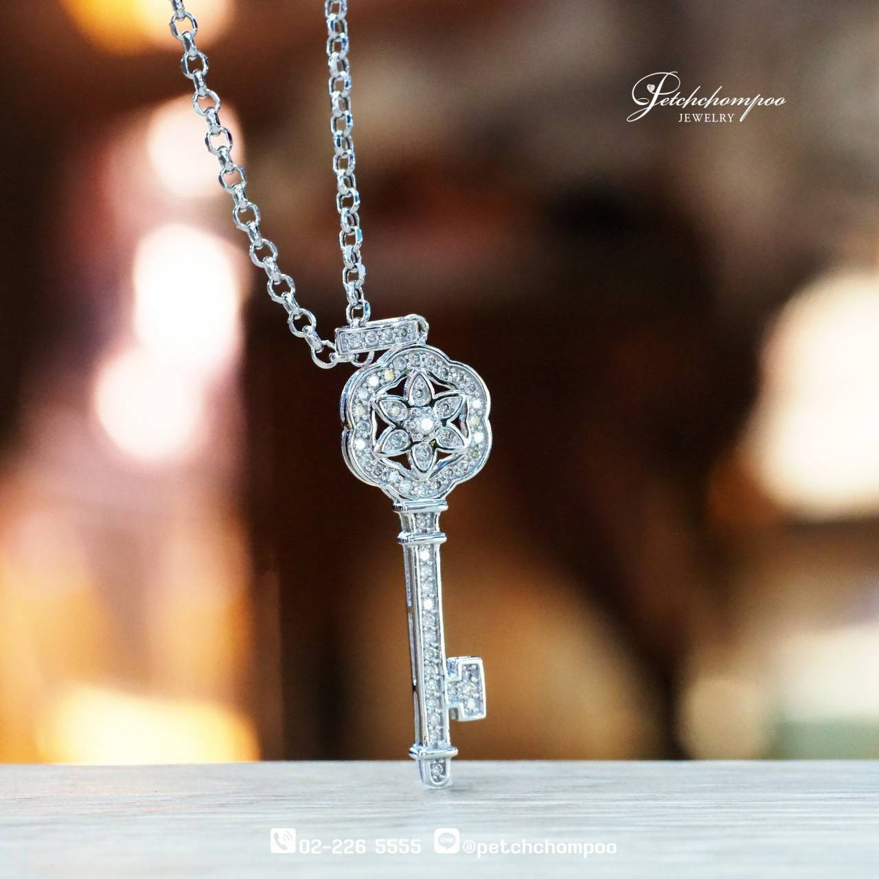 [29672] Diamond pendant with chain  39,000 