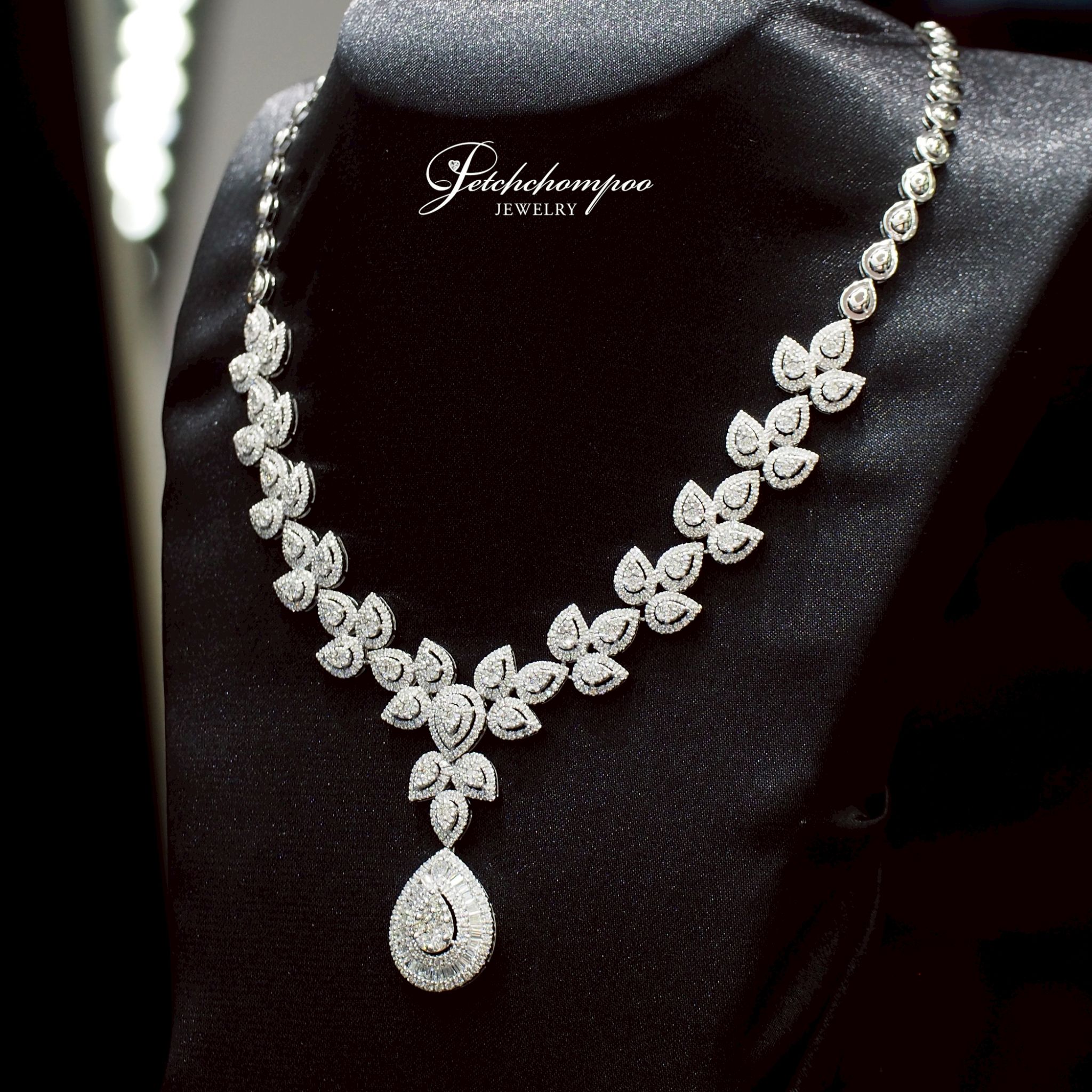 [28295] Tear of Elegance™ Majestic Diamond Necklace  359,000 