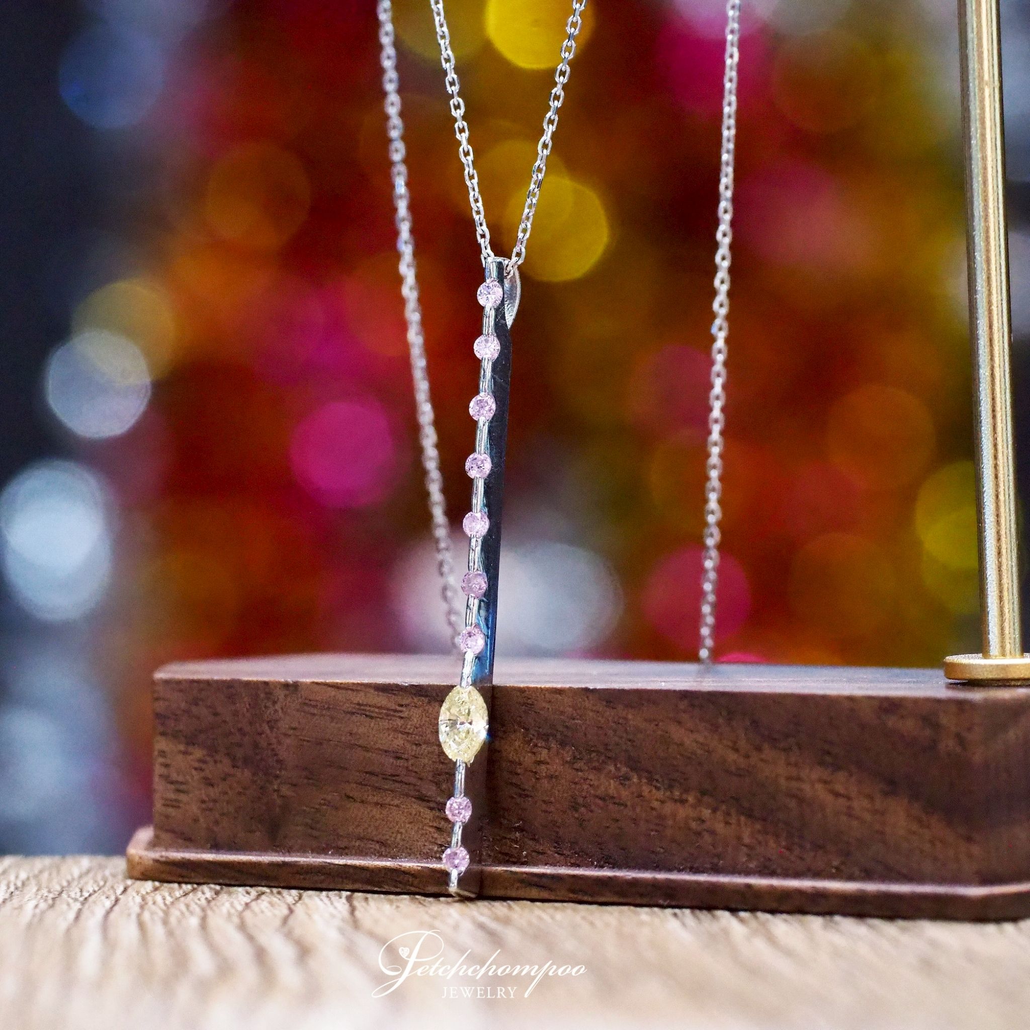 [011056] Diamond Necklace & Pendant – Elegant Simplicity with a Twist  49,000 