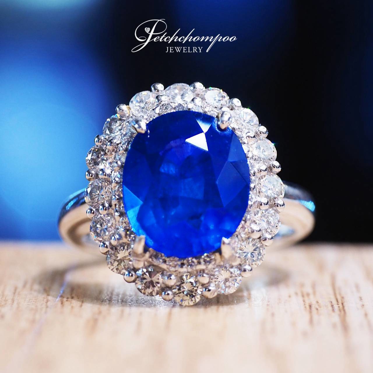 [31038] แหวนไพลินศรีลังกา Royal Blue 4.68 กะรัต ล้อมเพชร | GFCO  129,000 