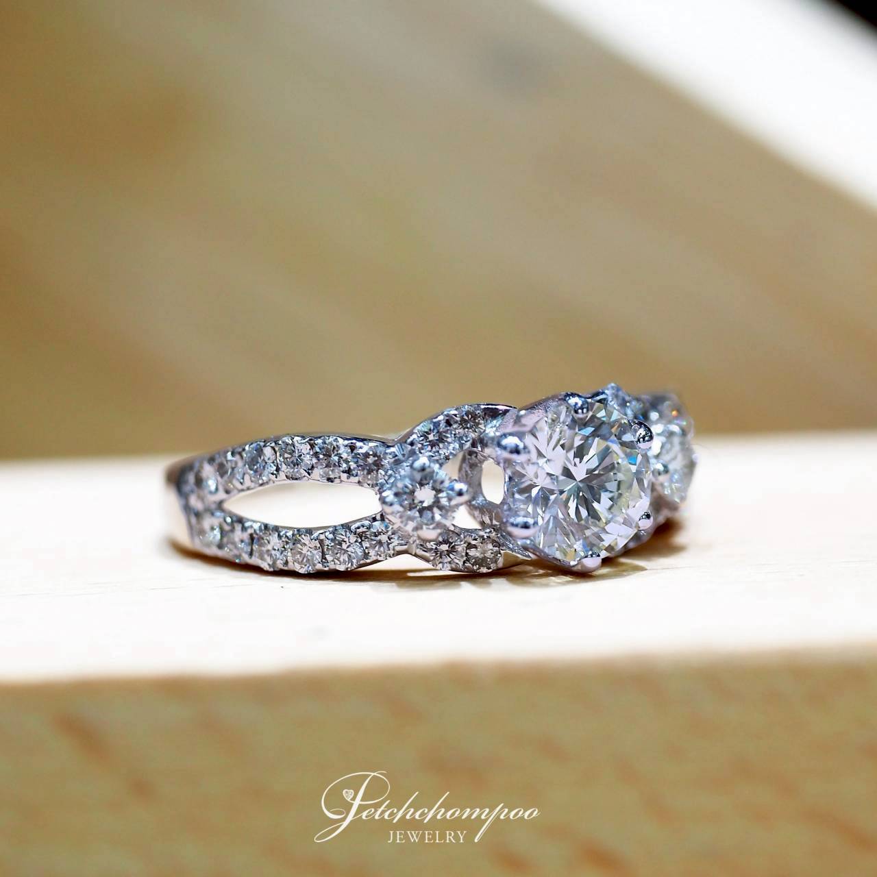 [29879] The Eternal Lumière diamond ring features a 0.80 carat center stone. Discount 79,000