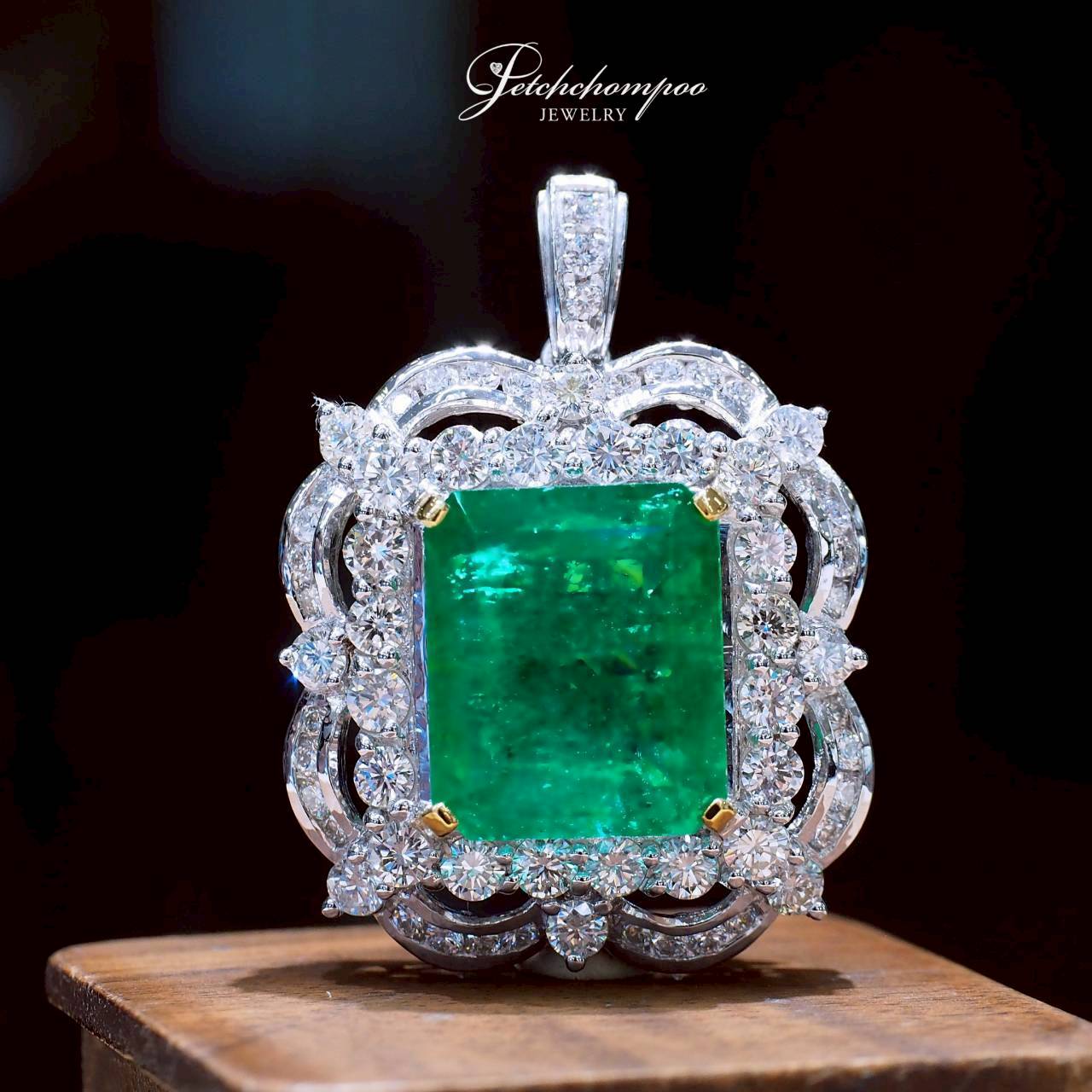 [30937] Colombian emerald pendant, Vivid Green Imperial Verde, 9.68 carats, with diamonds | GFCO  459,000 