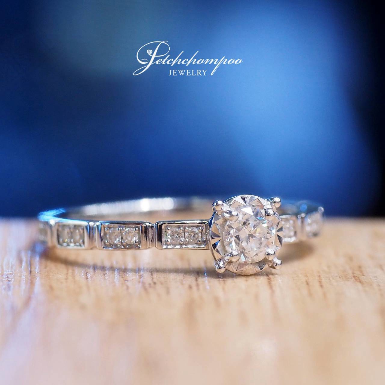 [31049] แหวนเพชร Geometria Elegante 0.20 กะรัต บ่าข้างกล่องสี่เหลี่ยม  39,000 