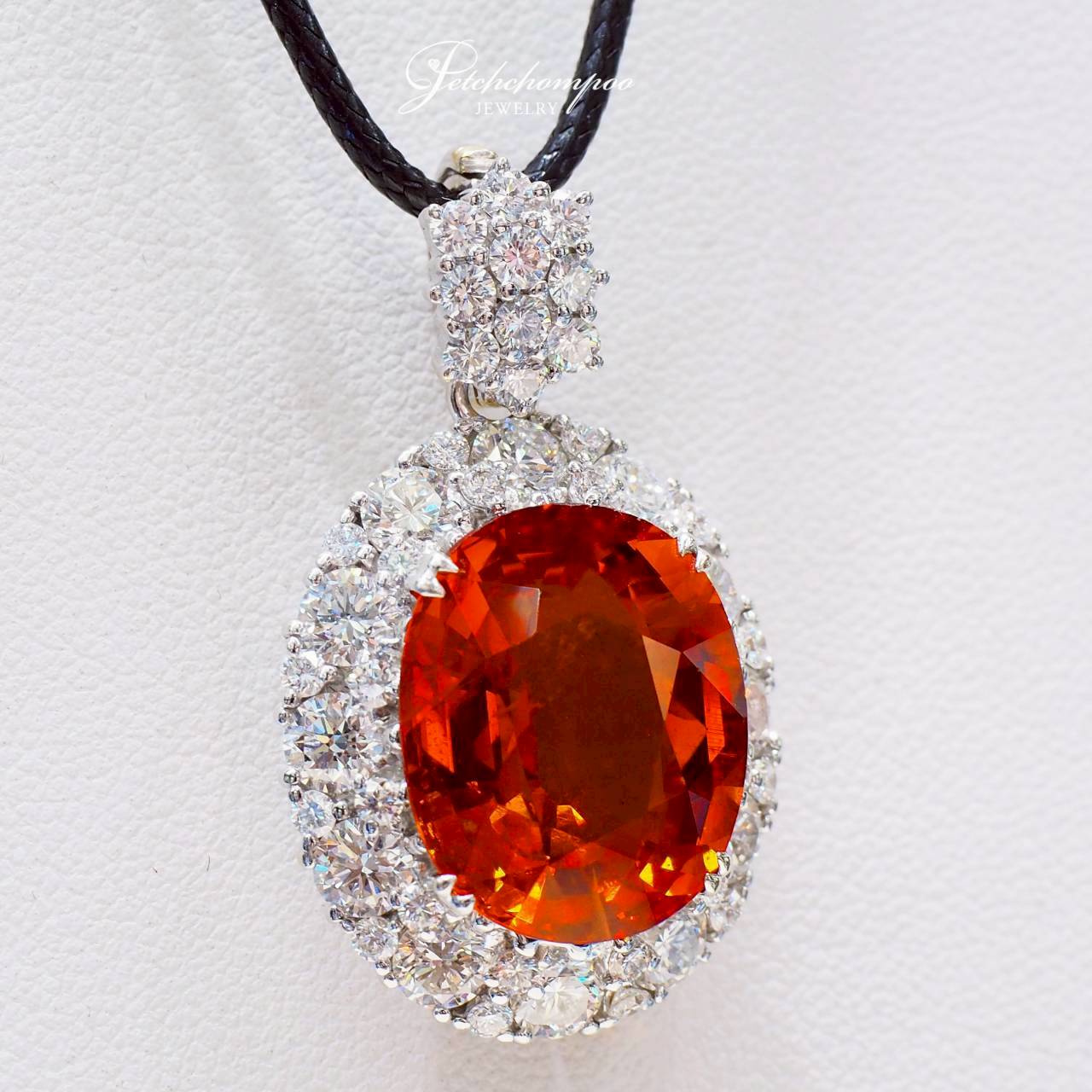 [30816] Solar Majesty Sapphire pendant, 19.57 carats, surrounded by diamonds | GIT  490,000 