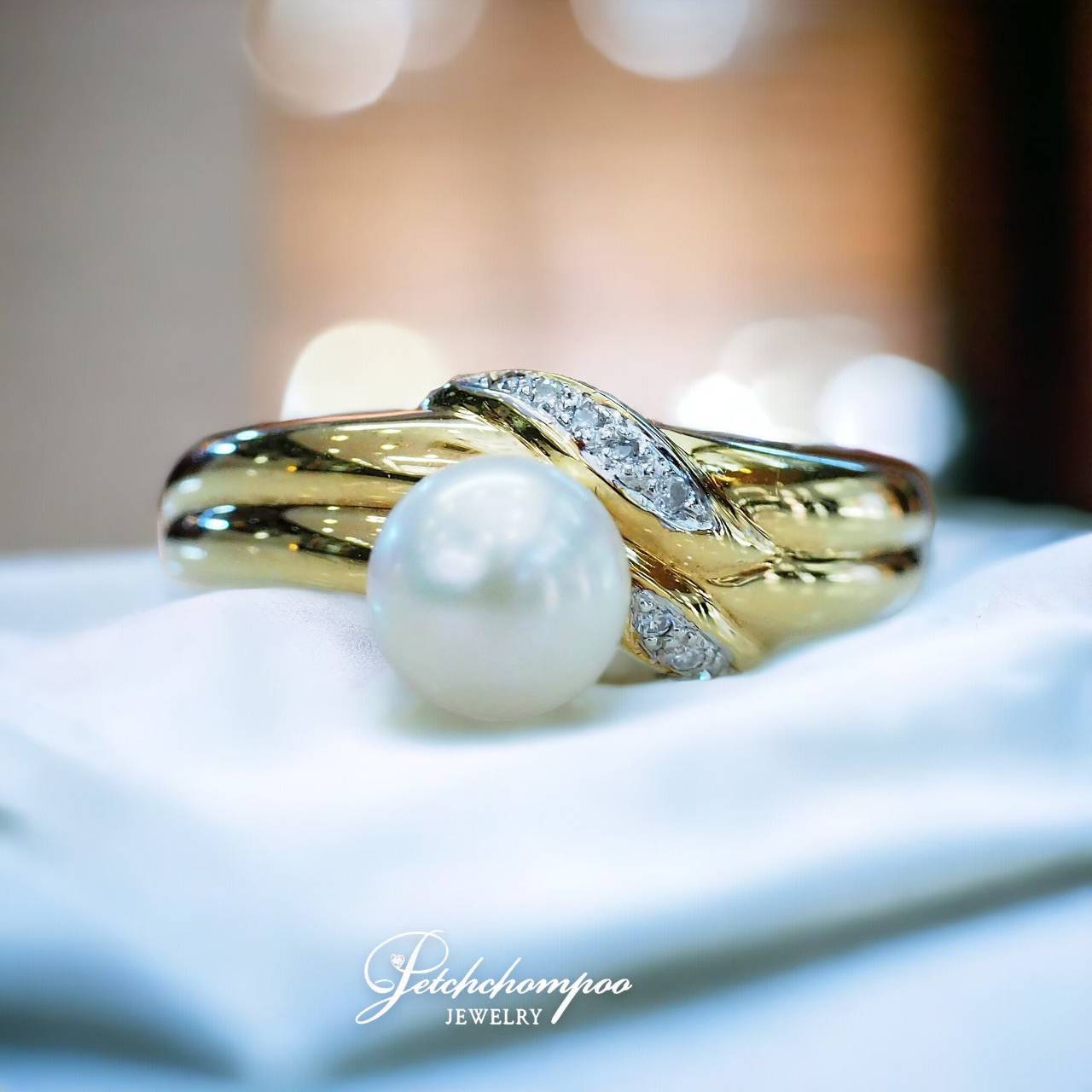 [29097] Pearl ring with diamonds  19,000 