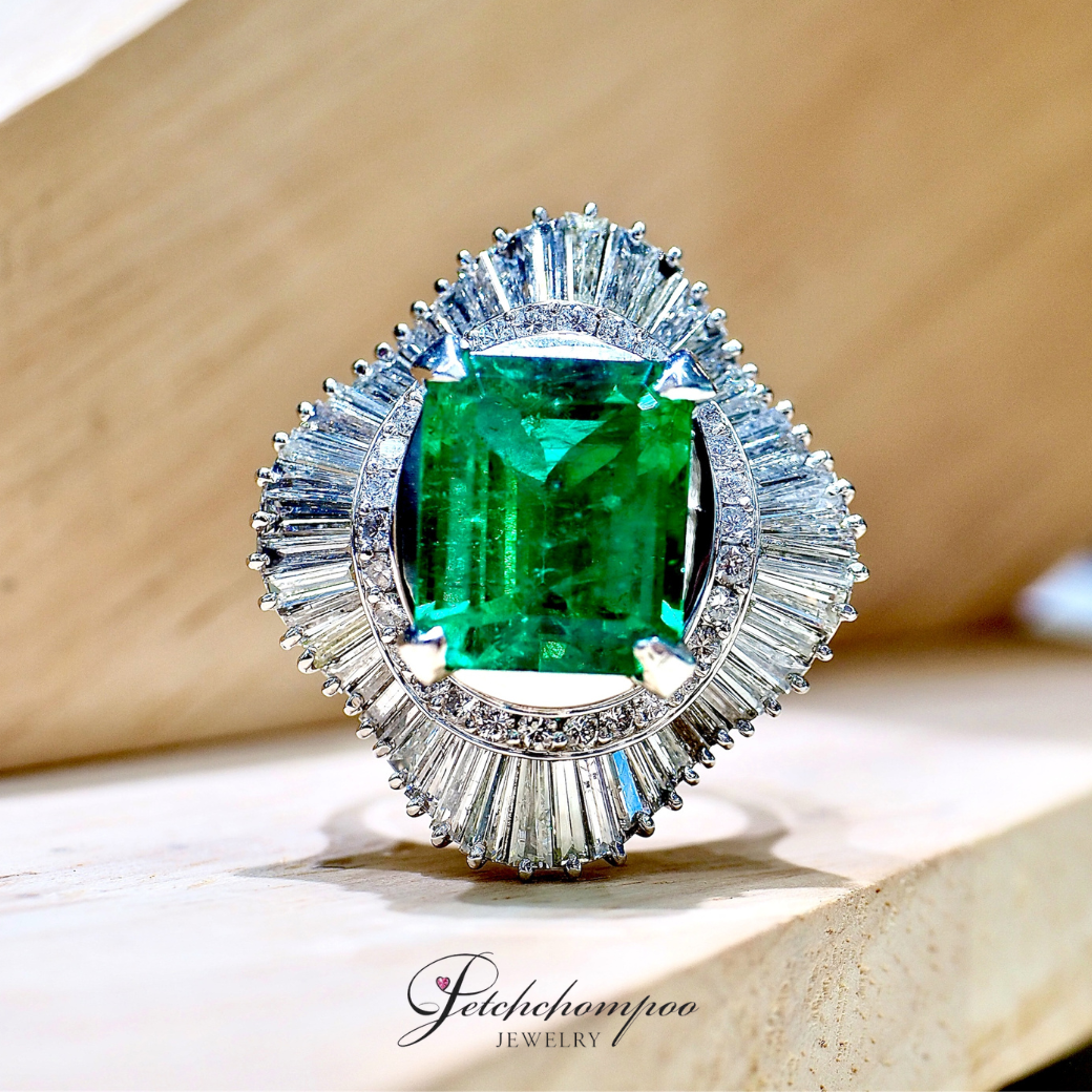 [30580] แหวนมรกตโคลัมเบียใบเซอร์ GUILD Majestic Green 6.80 กะรัต ล้อมเพชรสุดหรู ลดราคาเหลือ 859,000