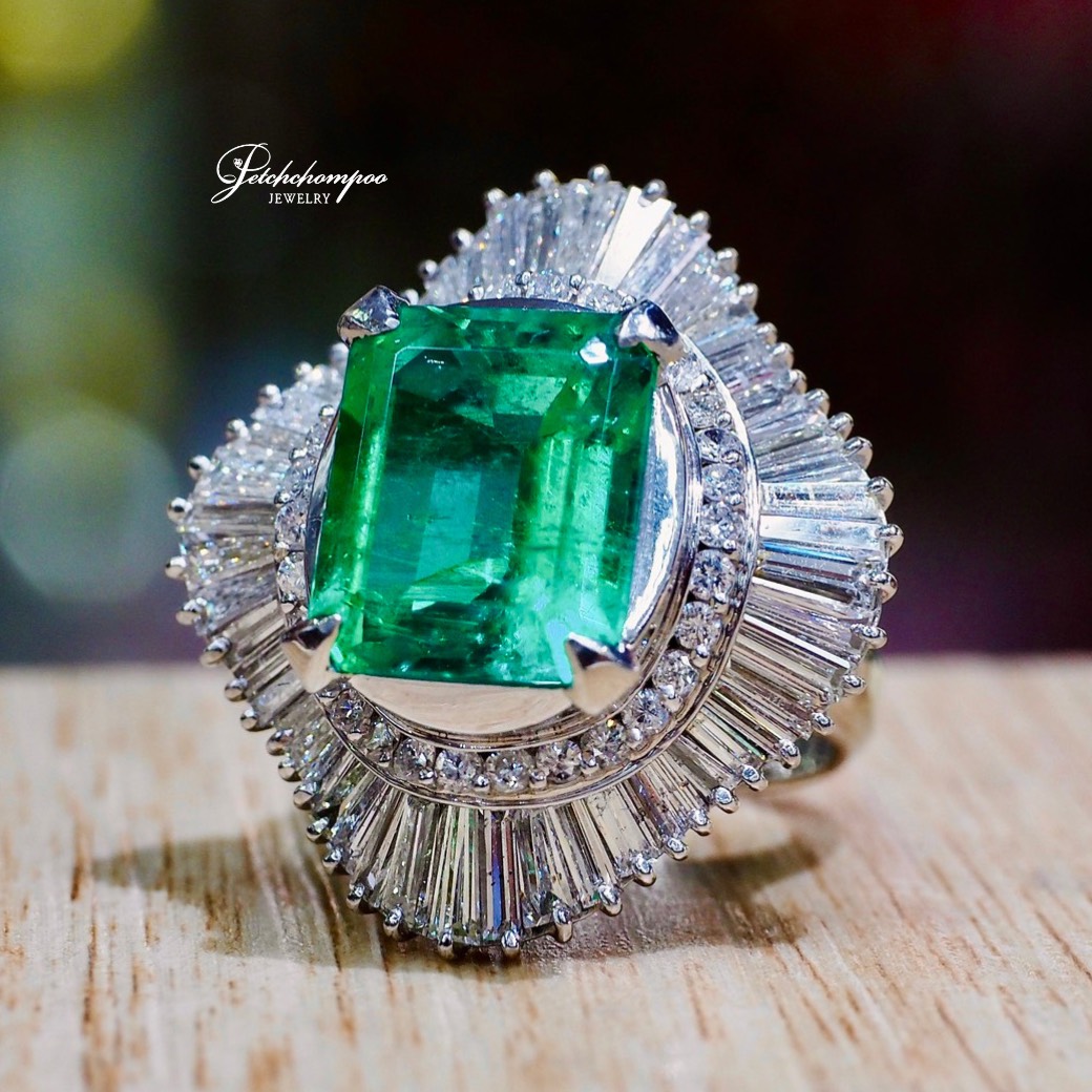 [30580] แหวนมรกตโคลัมเบีย Majestic Green™ 6.80 กะรัต ล้อมเพชรสุดหรู ลดราคาเหลือ 859,000