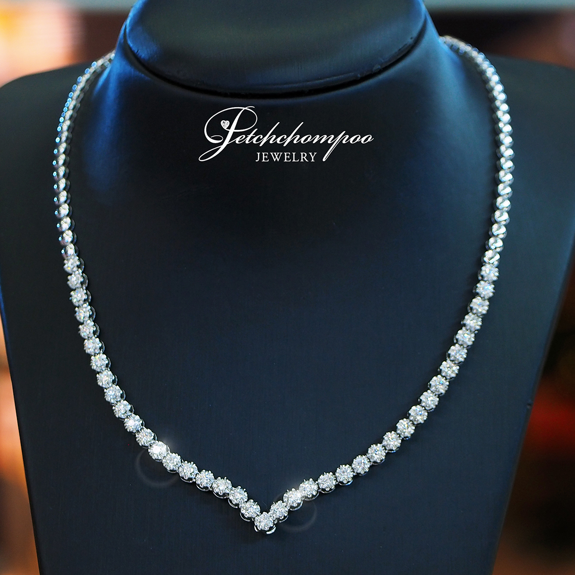 [27405] V-shaped diamond necklace 2.90 carats  169,000 