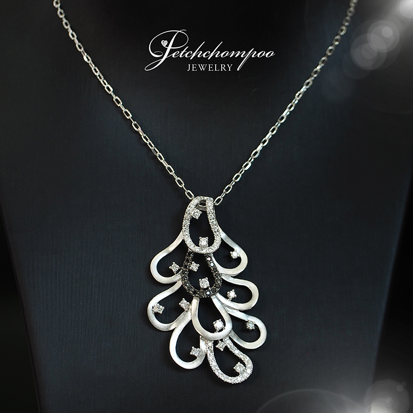 [25349] Black and White diamond pendant and chain  89,000 