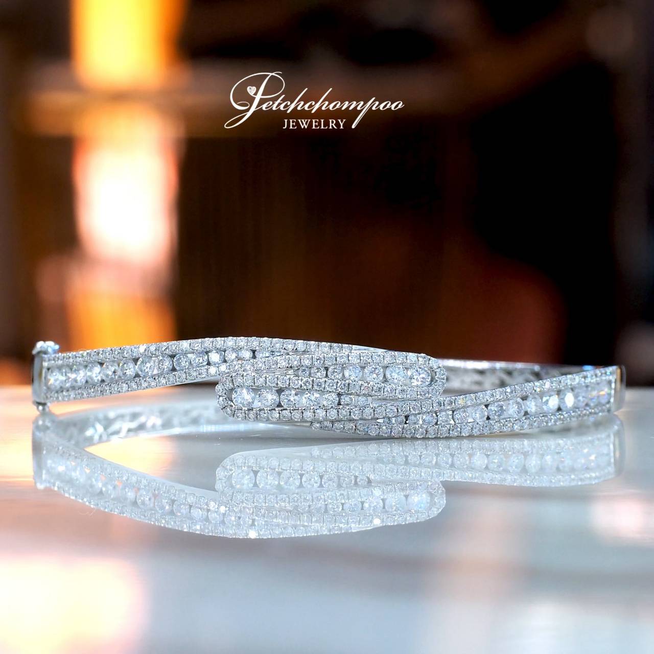 [28364] Diamond bracelet, width 2.85 carats, GCI certificate.  99,000 