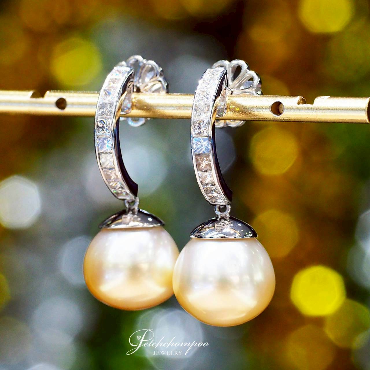 [30549] ต่างหูไข่มุก Luminous Pearl Elegance™ ประดับเพชร  39,000 