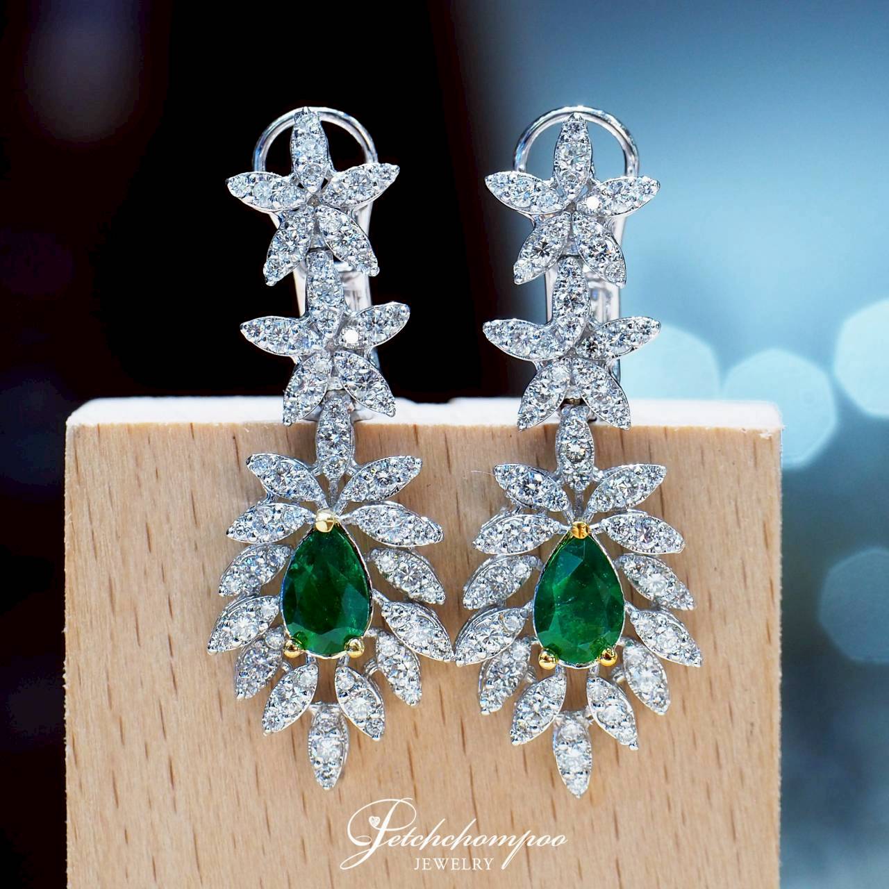 [29909] ต่างหูมรกตแซมเบีย Verdant Grace Emerald รวม 1.40 กะรัต ล้อมเพชร  89,000 