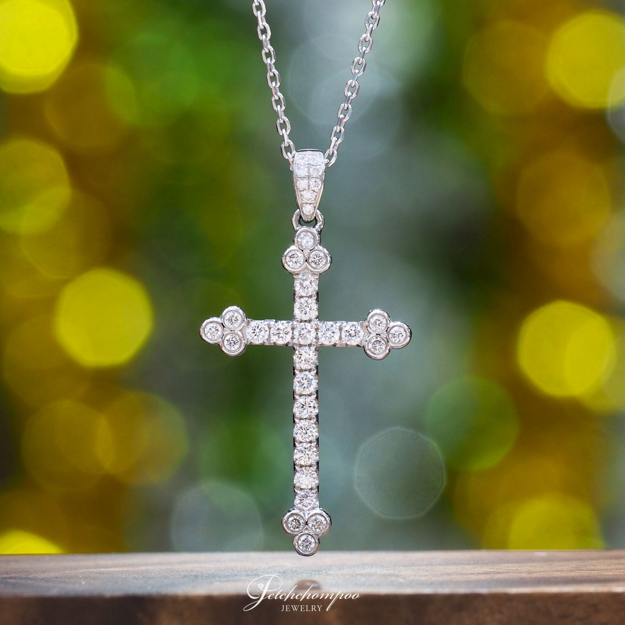[26967] cross pendant with diamonds  35,000 