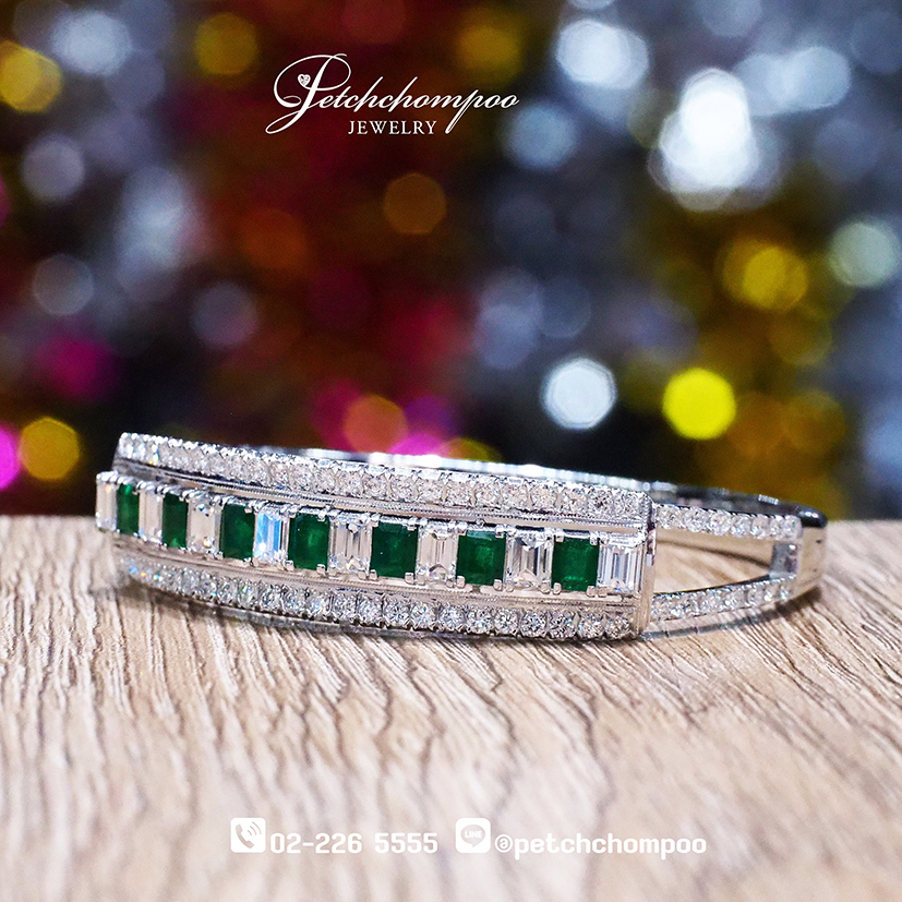 [29293] Radiant Emerald Elegance™ Bangle | 1.89 Carats Colombian Emerald  199,000 