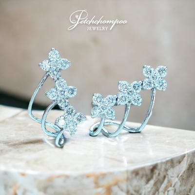 [28301] Pikun flower earrings set with 0.78 carats of diamonds  39,000 