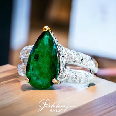 [023955] 4.14 Carat Emerald with diamond ring  79,000 