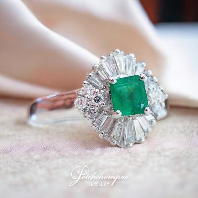 [28958] Colombia emerald with diamond ring  39,000 