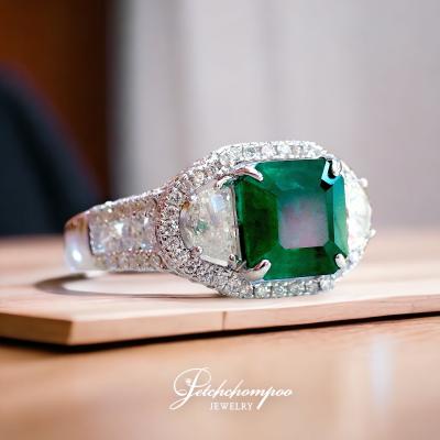 [019093] Emerald3.00 cts & diamond ring  259,000 