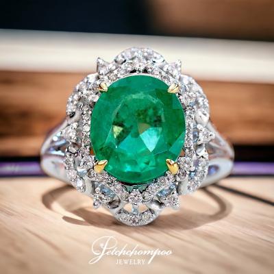 [023495] 3.14 Carat Emerald with diamond ring  89,000 
