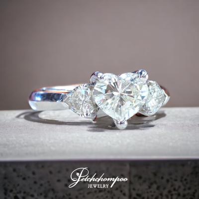 [024914] Three Stones Heart Shape Diamond Ring Discount 179,000