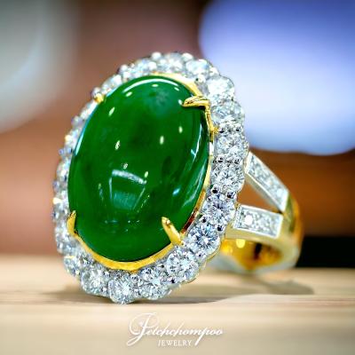 [28170] Burmese jade ring surrounded by diamonds  139,000 